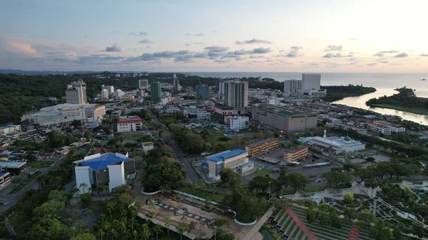 Miri Şehri 'nin ünlü plajları, nehirleri, şehirleri ve manzaralı çevresiyle Landmark ve Turist Çekim alanları