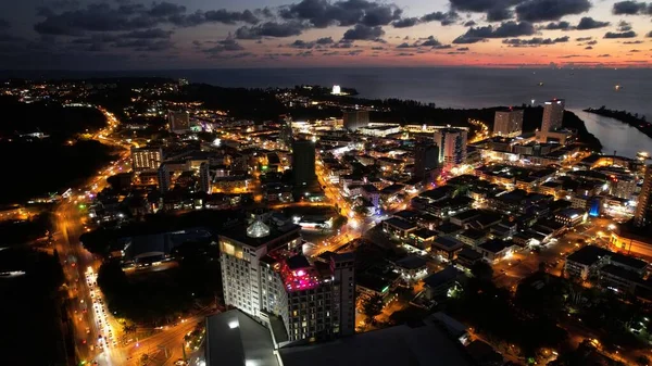 Miri Şehri 'nin ünlü plajları, nehirleri, şehirleri ve manzaralı çevresiyle Landmark ve Turist Çekim alanları