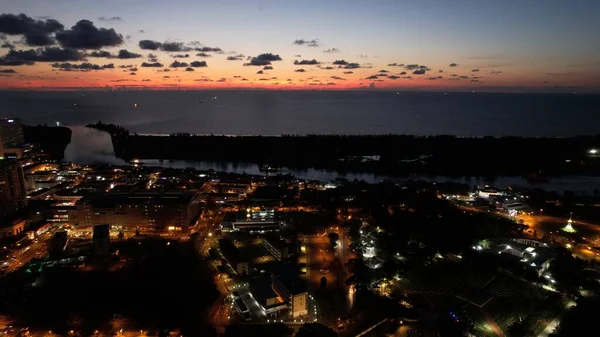 Miri Şehri 'nin ünlü plajları, nehirleri, şehirleri ve manzaralı çevresiyle Landmark ve Turist Çekim alanları