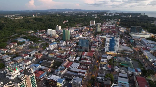 Miri Şehri 'nin ünlü plajları, nehirleri, şehirleri ve manzaralı çevresiyle Landmark ve Turist Çekim alanları