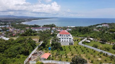 Miri Şehri 'nin ünlü plajları, nehirleri, şehirleri ve manzaralı çevresiyle Landmark ve Turist Çekim alanları
