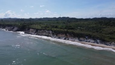 Miri Şehri 'nin ünlü plajları, nehirleri, şehirleri ve manzaralı çevresiyle Landmark ve Turist Çekim alanları