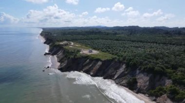 Miri Şehri 'nin ünlü plajları, nehirleri, şehirleri ve manzaralı çevresiyle Landmark ve Turist Çekim alanları
