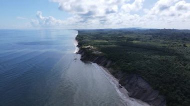 Miri Şehri 'nin ünlü plajları, nehirleri, şehirleri ve manzaralı çevresiyle Landmark ve Turist Çekim alanları