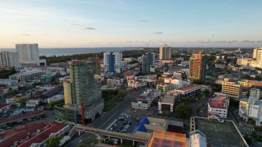 Miri Şehri 'nin ünlü plajları, nehirleri, şehirleri ve manzaralı çevresiyle Landmark ve Turist Çekim alanları
