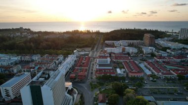 Miri Şehri 'nin ünlü plajları, nehirleri, şehirleri ve manzaralı çevresiyle Landmark ve Turist Çekim alanları