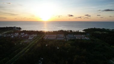 Miri Şehri 'nin ünlü plajları, nehirleri, şehirleri ve manzaralı çevresiyle Landmark ve Turist Çekim alanları