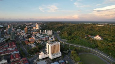 Miri Şehri 'nin ünlü plajları, nehirleri, şehirleri ve manzaralı çevresiyle Landmark ve Turist Çekim alanları