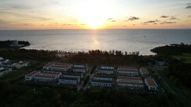 Miri Şehri 'nin ünlü plajları, nehirleri, şehirleri ve manzaralı çevresiyle Landmark ve Turist Çekim alanları