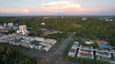 Miri Şehri 'nin ünlü plajları, nehirleri, şehirleri ve manzaralı çevresiyle Landmark ve Turist Çekim alanları