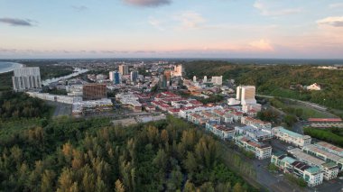 Miri Şehri 'nin ünlü plajları, nehirleri, şehirleri ve manzaralı çevresiyle Landmark ve Turist Çekim alanları