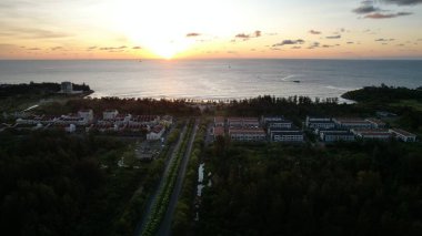 Miri Şehri 'nin ünlü plajları, nehirleri, şehirleri ve manzaralı çevresiyle Landmark ve Turist Çekim alanları