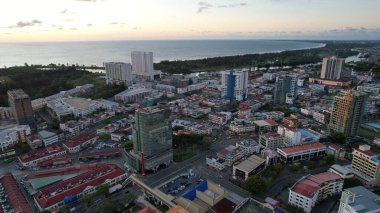 Miri Şehri 'nin ünlü plajları, nehirleri, şehirleri ve manzaralı çevresiyle Landmark ve Turist Çekim alanları
