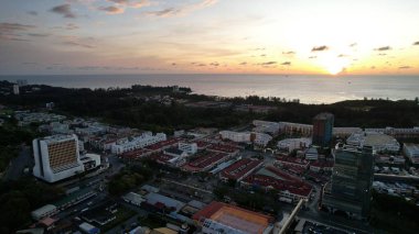 Miri Şehri 'nin ünlü plajları, nehirleri, şehirleri ve manzaralı çevresiyle Landmark ve Turist Çekim alanları