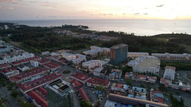 Miri Şehri 'nin ünlü plajları, nehirleri, şehirleri ve manzaralı çevresiyle Landmark ve Turist Çekim alanları