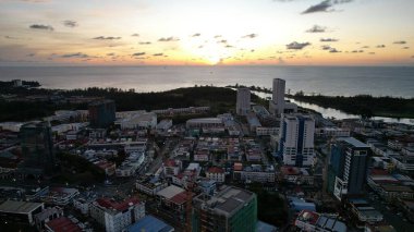 Miri Şehri 'nin ünlü plajları, nehirleri, şehirleri ve manzaralı çevresiyle Landmark ve Turist Çekim alanları