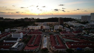 Miri Şehri 'nin ünlü plajları, nehirleri, şehirleri ve manzaralı çevresiyle Landmark ve Turist Çekim alanları