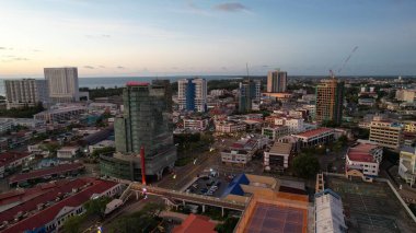Miri Şehri 'nin ünlü plajları, nehirleri, şehirleri ve manzaralı çevresiyle Landmark ve Turist Çekim alanları