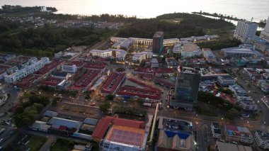 Miri Şehri 'nin ünlü plajları, nehirleri, şehirleri ve manzaralı çevresiyle Landmark ve Turist Çekim alanları