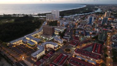 Miri Şehri 'nin ünlü plajları, nehirleri, şehirleri ve manzaralı çevresiyle Landmark ve Turist Çekim alanları