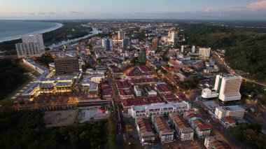 Miri Şehri 'nin ünlü plajları, nehirleri, şehirleri ve manzaralı çevresiyle Landmark ve Turist Çekim alanları