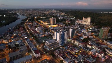 Miri Şehri 'nin ünlü plajları, nehirleri, şehirleri ve manzaralı çevresiyle Landmark ve Turist Çekim alanları
