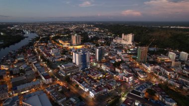 Miri Şehri 'nin ünlü plajları, nehirleri, şehirleri ve manzaralı çevresiyle Landmark ve Turist Çekim alanları
