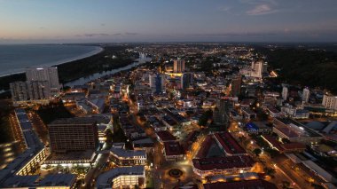 Miri Şehri 'nin ünlü plajları, nehirleri, şehirleri ve manzaralı çevresiyle Landmark ve Turist Çekim alanları