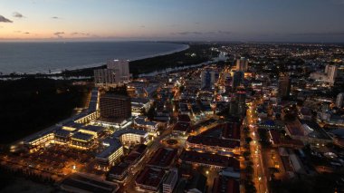 Miri Şehri 'nin ünlü plajları, nehirleri, şehirleri ve manzaralı çevresiyle Landmark ve Turist Çekim alanları