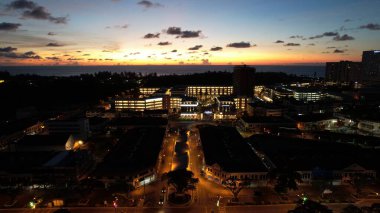 Miri Şehri 'nin ünlü plajları, nehirleri, şehirleri ve manzaralı çevresiyle Landmark ve Turist Çekim alanları