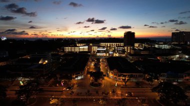 Miri Şehri 'nin ünlü plajları, nehirleri, şehirleri ve manzaralı çevresiyle Landmark ve Turist Çekim alanları