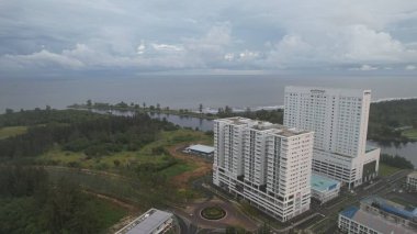 Miri Şehri 'nin ünlü plajları, nehirleri, şehirleri ve manzaralı çevresiyle Landmark ve Turist Çekim alanları