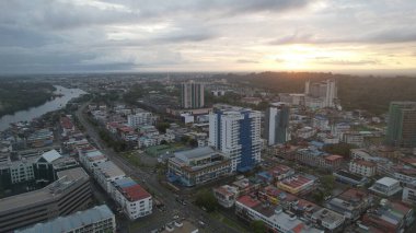 Miri Şehri 'nin ünlü plajları, nehirleri, şehirleri ve manzaralı çevresiyle Landmark ve Turist Çekim alanları