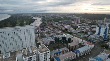 Miri Şehri 'nin ünlü plajları, nehirleri, şehirleri ve manzaralı çevresiyle Landmark ve Turist Çekim alanları
