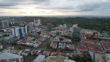 Miri Şehri 'nin ünlü plajları, nehirleri, şehirleri ve manzaralı çevresiyle Landmark ve Turist Çekim alanları