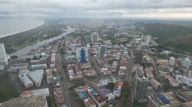 Miri Şehri 'nin ünlü plajları, nehirleri, şehirleri ve manzaralı çevresiyle Landmark ve Turist Çekim alanları