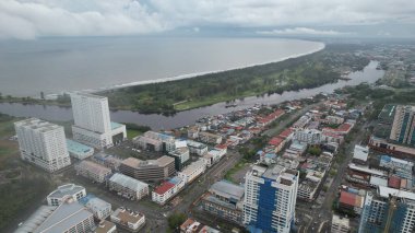 Miri Şehri 'nin ünlü plajları, nehirleri, şehirleri ve manzaralı çevresiyle Landmark ve Turist Çekim alanları