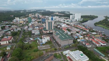 Miri Şehri 'nin ünlü plajları, nehirleri, şehirleri ve manzaralı çevresiyle Landmark ve Turist Çekim alanları