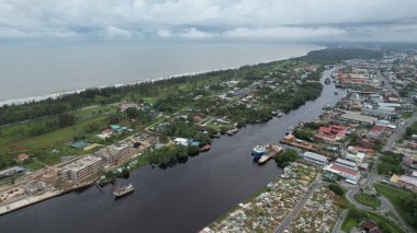Miri Şehri 'nin ünlü plajları, nehirleri, şehirleri ve manzaralı çevresiyle Landmark ve Turist Çekim alanları