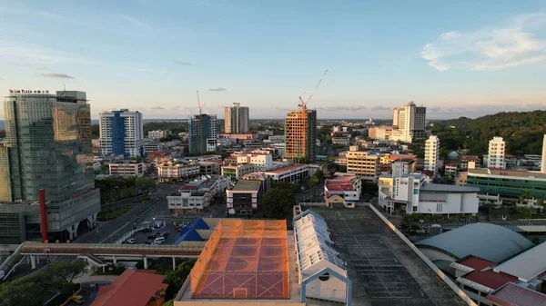 Miri Şehri 'nin ünlü plajları, nehirleri, şehirleri ve manzaralı çevresiyle Landmark ve Turist Çekim alanları