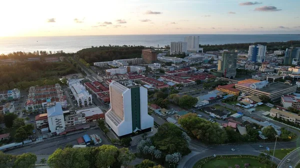 Miri Şehri 'nin ünlü plajları, nehirleri, şehirleri ve manzaralı çevresiyle Landmark ve Turist Çekim alanları