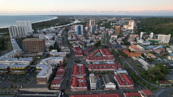 Miri Şehri 'nin ünlü plajları, nehirleri, şehirleri ve manzaralı çevresiyle Landmark ve Turist Çekim alanları