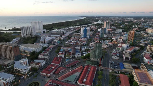 Miri Şehri 'nin ünlü plajları, nehirleri, şehirleri ve manzaralı çevresiyle Landmark ve Turist Çekim alanları
