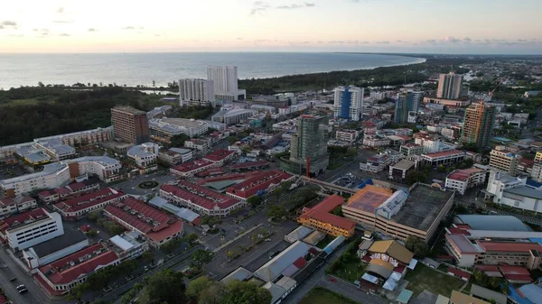 Miri Şehri 'nin ünlü plajları, nehirleri, şehirleri ve manzaralı çevresiyle Landmark ve Turist Çekim alanları
