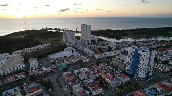 Miri Şehri 'nin ünlü plajları, nehirleri, şehirleri ve manzaralı çevresiyle Landmark ve Turist Çekim alanları