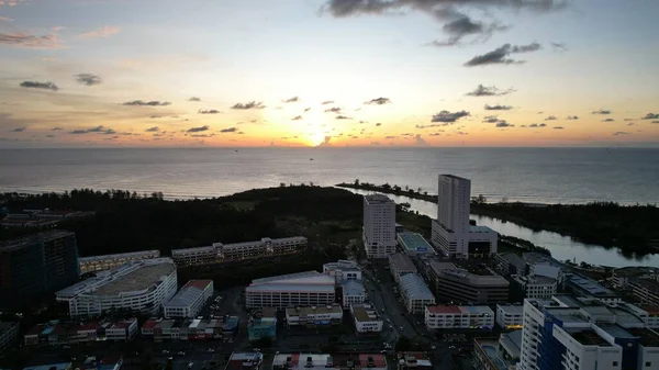 Miri Şehri 'nin ünlü plajları, nehirleri, şehirleri ve manzaralı çevresiyle Landmark ve Turist Çekim alanları