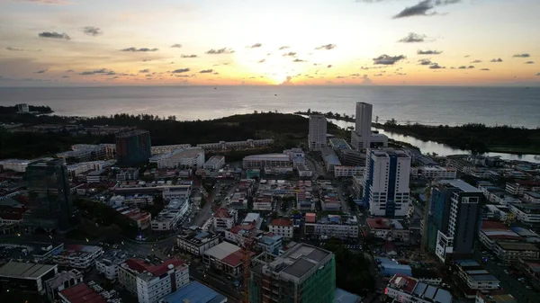Miri Şehri 'nin ünlü plajları, nehirleri, şehirleri ve manzaralı çevresiyle Landmark ve Turist Çekim alanları