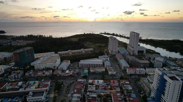 Miri Şehri 'nin ünlü plajları, nehirleri, şehirleri ve manzaralı çevresiyle Landmark ve Turist Çekim alanları