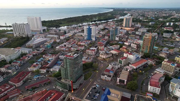 Miri Şehri 'nin ünlü plajları, nehirleri, şehirleri ve manzaralı çevresiyle Landmark ve Turist Çekim alanları