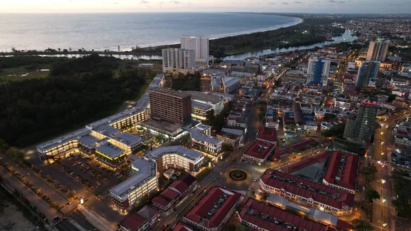 Miri Şehri 'nin ünlü plajları, nehirleri, şehirleri ve manzaralı çevresiyle Landmark ve Turist Çekim alanları